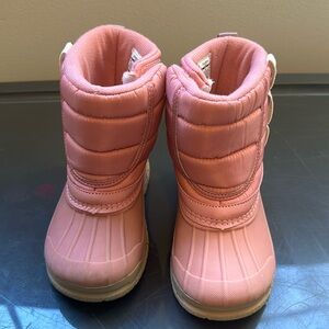 Barely worn OshKosh girls snow boots Size 8